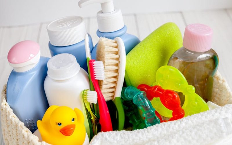 Trousse de toilettes de bébé : les produits indispensables